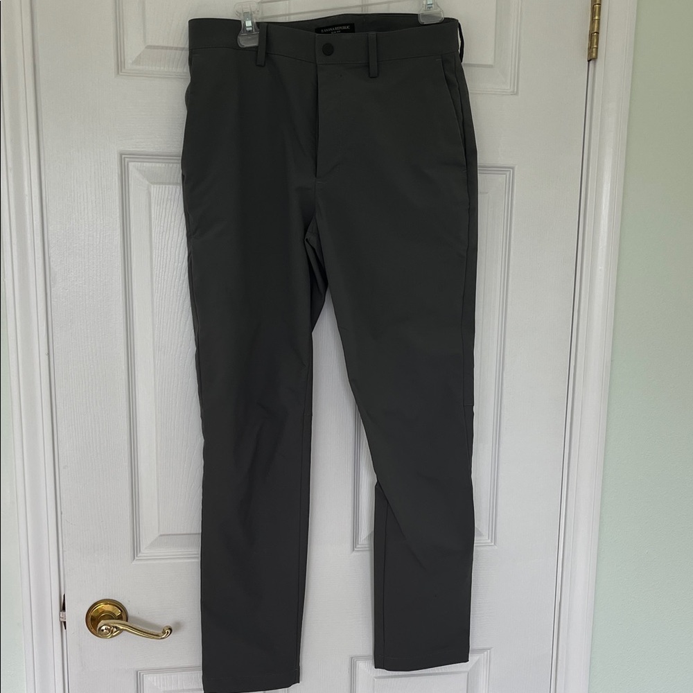 Banana Republic Men's Skyline Grey pants.

100% polyester.